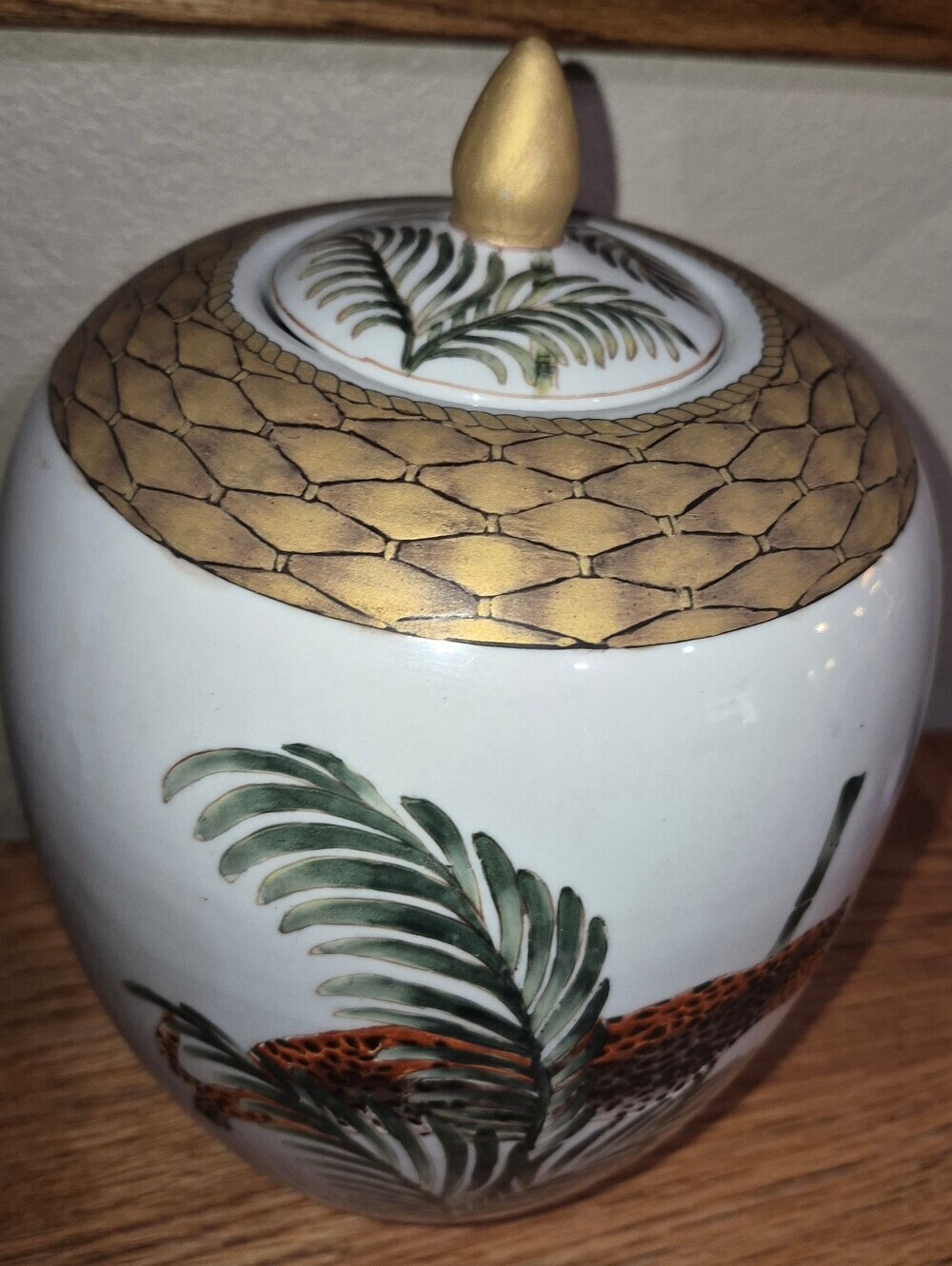 Vintage Oriental Accent Inc. Ginger jar featuring a cheetah (or leopard) - Picture 2 of 6